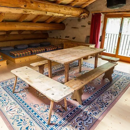 Rifugio Alpe San Romerio ファームステイ Brusio